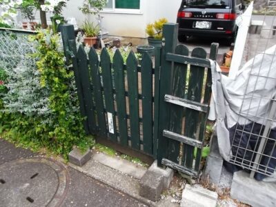 木製門扉も傷んでいたので