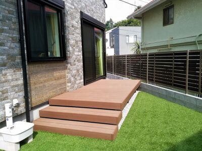 お庭スペースには木樹脂デッキと人工芝でメンテナンスフリーの気持ちいいスペースになりました。