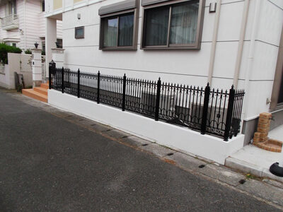 ご自宅の背面側にも同じデザインの柵を設置しています。