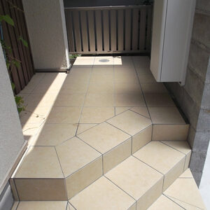 玄関ステップにはシンプルながらも整然とした雰囲気のLIXIL製品を使用しています。