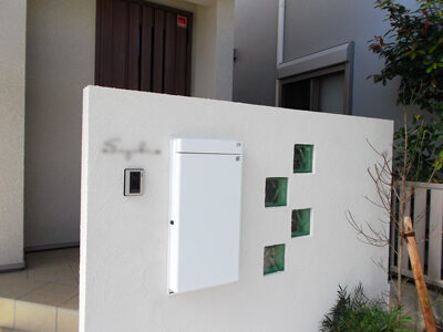 門壁にはオンリーワンのガラスブロックを使用し、デザインにアクセントを加えています。