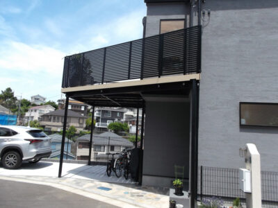 ハイデッキ/バルコニー部分の真横から。端部の柱も玄関出入りに邪魔になりません。