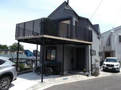 建物に凹凸が有りますが、土地を最大限利用できるように、また、柱が邪魔な位置に来ないようにいたしました。