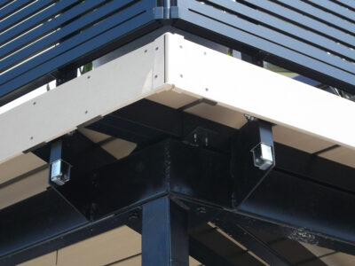 鉄骨とバルコニーの接合部のアップです。メンテナンス性を高める工夫もしています。