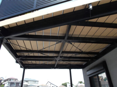 バルコニー下側からの一枚。柱間にはブレースを入れて強度と軽量化の両立を図りました。