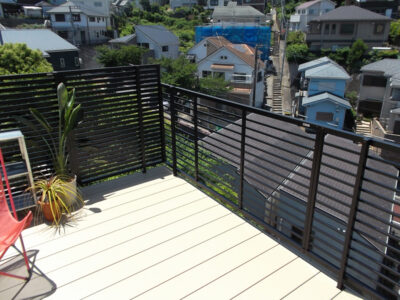 バルコニー先端部分の様子です。通常のフェンスを選択されたので、危険性が有る事を説明し、ご納得頂いた上で納めています。