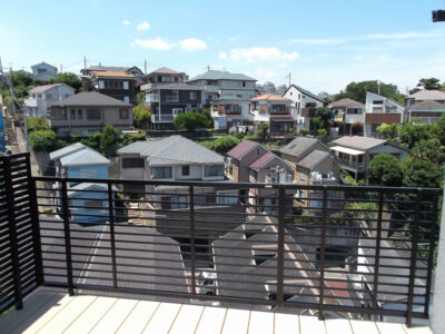 高台部分にあるお宅ですので、バルコニーからは付近の様子が簡単に一望できます。