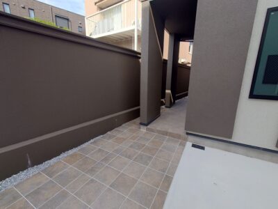 庭の隣地境の高い塀は何と発泡樹脂の壁、F&F社の「スマートFウォール」アルミ柱と横桟の補強が有り、本体は発泡樹脂なので地震でも安心です。