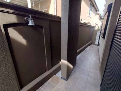 リビング前には塀に照明とニッチを設けて、夜の演出もぬかり有りません。