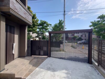 門扉から玄関まではポーチと同じタイル舗装、ゲートは左右どちらでも開くので、狭い全面道路でも車庫入れは気になりません。