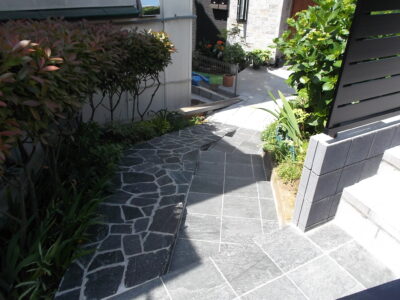 既存の古い階段を活かして、タイル仕上げと、天然石でスロープも