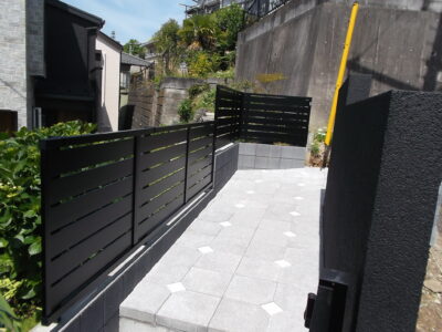 目隠し塀の裏は、インターロッキング舗装で駐輪場として