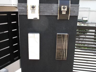 2世帯住宅なので、ポスト等を色違いで。インターホンカバーの存在は大きいですね